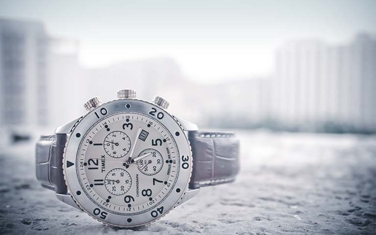 Un reloj de pulsera plateado, moderno y repleto de funciones.