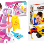 Juguete de armar con piezas un tractor, cuyo branding muestra la cara de un niño. Juguete de carrito de color rosa para portar elementos de limpieza, cuyo branding muestra a una niña jugando.